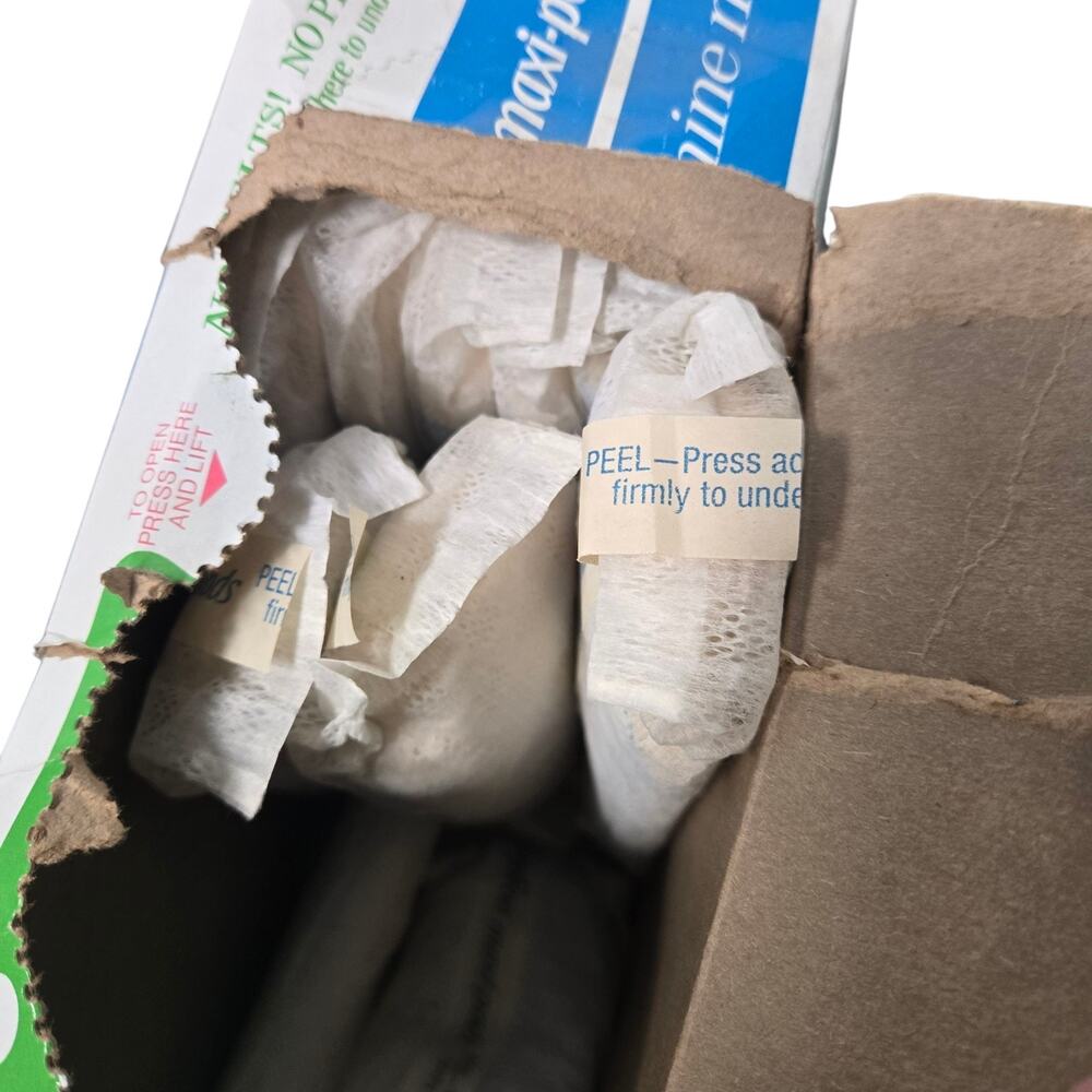 VTG Prop 1980s Stayfree Maxi Pads Box Of 30 Feminine Napkins *OPEN* 17 Inside - Picture 3 of 8